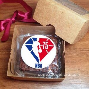 uma caixa do Brownie Personalizado Divertido NBA sobre uma mesa de madeira