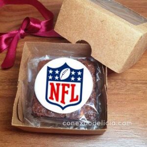 uma caixa do Brownie Personalizado Divertido NFL sobre uma mesa de madeira