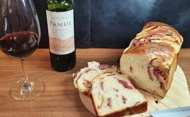 Babka Calabresa de fermentação natural longa e uma Taça sobre a mesa