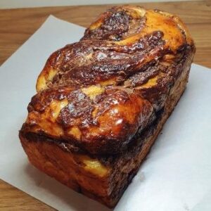 close de uma Babka Chocolate Nobre da padaria artesanal delivery Conexão Delícia