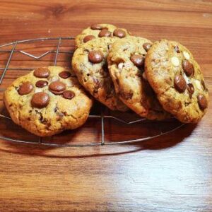 cinco Cookies sobre uma mesa de madeira