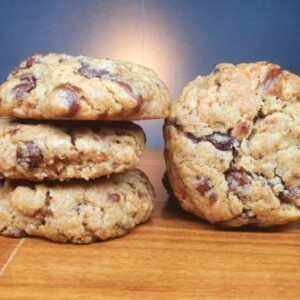 4 Cookies Tradicionais da Padaria Artesanal Conexão Delícia sobre a mesa e empilhados