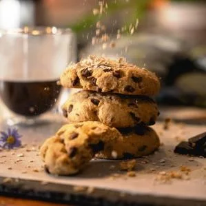 Cookie Tradicional da da Padaria Artesanal Conexão Delícia ao lado de uma taça de café