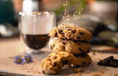 Cookie Tradicional da da Padaria Artesanal Conexão Delícia ao lado de uma taça de café