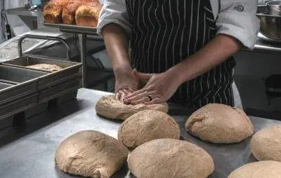 A alquimia da massa de Pão que se transforma em delícias