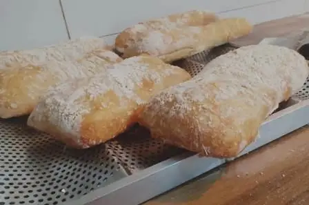 Ciabatta de Fermentação Natural Longa na produção da Padaria Artesanal Conexão Delícia