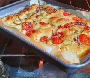 Uma Focaccia Tomate Confit em uma bandeja no forno