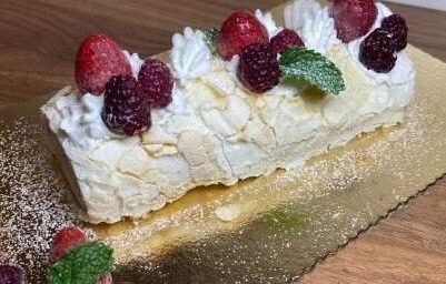 Close em uma Pavlova Roll a melhor sobremesa do planeta