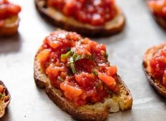 Combo Coberturas Delícia Antepasto tomate Confit sobre três fatias de torrada.