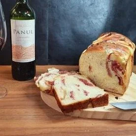 Babka Calabresa fatia da sobre uma tábua de pães e uma taça