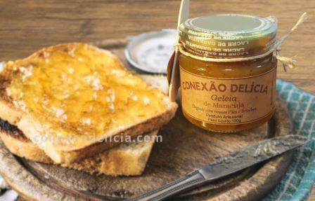 Combo Coberturas Delícia Duas fatias de pão cobertas por geleia de um pote de geleia de maracujá da conexão delícia