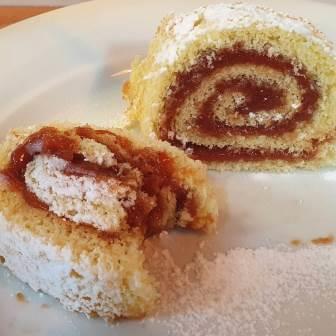 Rocambole Goiabada Duas fatias de Rocambole Goiabada sobre um prato branco