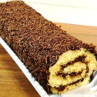 close de um Rocambole Brigadeiro da padaria artesanal delivery Conexão Delícia